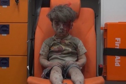 敘利亞遭空襲，這名男童獲救後的模樣讓大家好心疼...