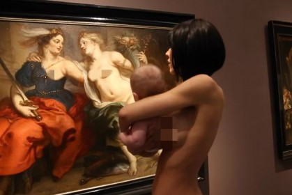 「讓人摸下體、胸部」的美女藝術家宣示女權，這次裸體抱寶寶來看展路人臉都紅了...
