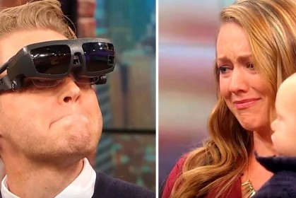 這名盲眼男戴上新科技眼鏡終於「第一次看到妻兒」，說了「她好美」感動全場