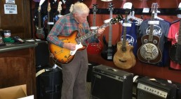這名81歲老爺爺走進來時店長完全不理他，直到他拿起一把吉他彈下去，店長馬上錄影至今已900萬人觀看