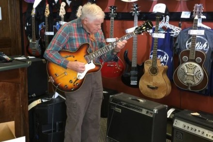 這名81歲老爺爺走進來時店長完全不理他，直到他拿起一把吉他彈下去，店長馬上錄影至今已900萬人觀看