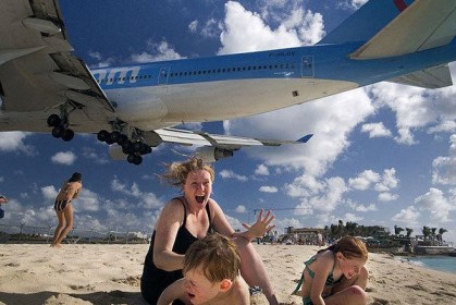 驚險！波音747飛機貼著遊客頭頂飛過海灘