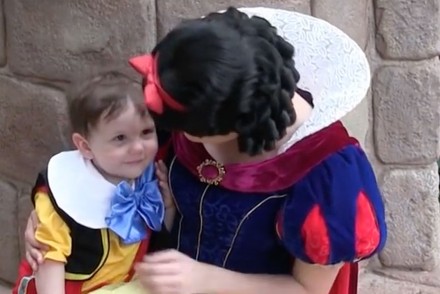 這名2歲自閉症小男孩非常抗拒跟人互動，但當這位白雪公主靠近他時，竟然...