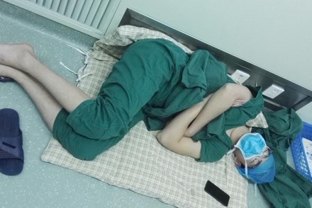 一名外科醫生在「連續28小時」近乎瘋狂的手術執刀後，躺地就睡外媒讚爆！
