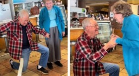 已喪偶的85歲老爺爺在餐廳「努力單膝下跪」向女友求婚，畫面令人動容！網友：「到老都要愛。」