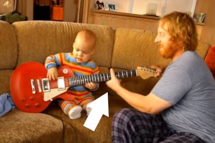 爸爸電吉他彈一半「遞給2歲兒子」，接著寶寶「靈活小手刷下去」轟動全網：神童