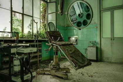 攝影師獨自前往廢棄40年的精神病院，拍下一系列晚上會做惡夢的照片