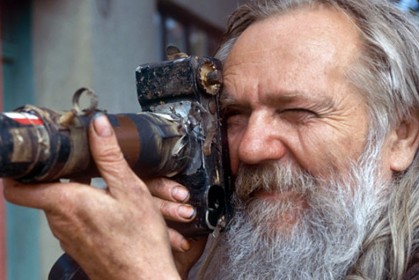 流浪漢用「垃圾自製相機」偷拍女人50年，作品曝光大家驚豔，並得到國際攝影獎