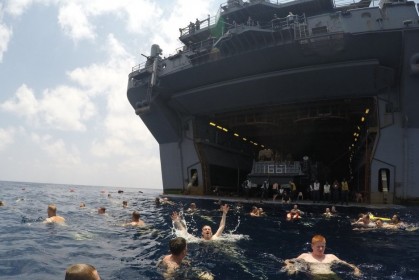 23張美國海軍「在海上如何放鬆」的照片，跟想像中完全不一樣的活動，整個只有HIGH啊