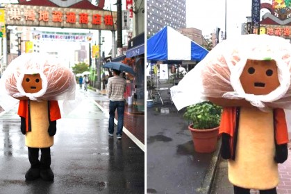 這隻「全身怨氣的蘑菇」被拍到在雨中落寞爆紅，不想工作的可憐樣全世界都融化了！