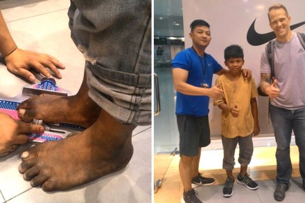 外國暖男看到賣花小男孩「髒污赤腳」，下一秒就帶他來買「人生第一雙鞋」！