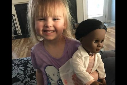 白人女孩買黑人娃娃竟遭店員阻擋，小女孩一句話讓店員無地自容，網友讚翻！