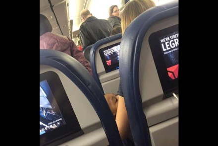 飛機上這位陌生女子「全程幫忙抱寶寶」的照片，全球媽媽落淚，只有當媽媽的人才懂