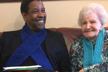 老奶奶50年前幫過7歲的丹佐華盛頓辦借書證一直念念不忘，50年後丹佐華盛頓現身給她大驚喜！